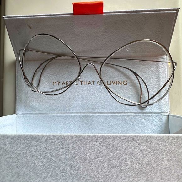 my art is that of ñiving Accessories - My art is that of living iconic sunglasses